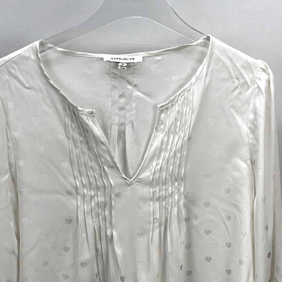 Rose & Olive Blouse M Split Neck Ivory White Silver Heart pin tuck Valentine - Picture 2 of 10